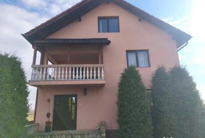 Casă cu 5 camere cu Teren 1600 Mp în Central - 1