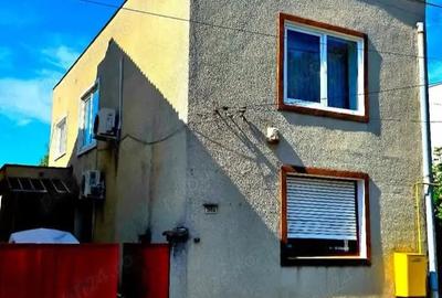 Casă cu 4 camere cu Teren 600 Mp în Central - 1