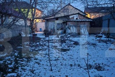 Casa demolabila, 50 mp, teren 327 mp, zona 1 Mai - 4