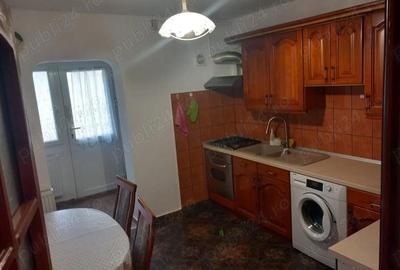 Apartament cu 3 camere decomandat în Girocului