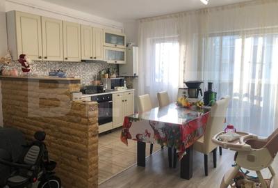 Apartament cu 2 camere semidecomandat, mobilat în Florești