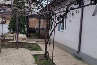 Casă cu 4 camere cu Canalizare în Sud