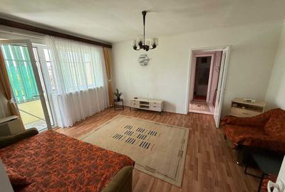 Apartament cu 3 camere semidecomandat în Central - 1