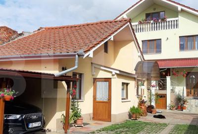 Pensiune turistica + casa de locuit, 315 mp, teren 761 mp, z - 35