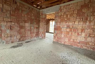 Casă cu Teren 900 Mp în Central