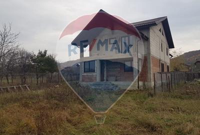 Casă cu 5 camere în Goranu