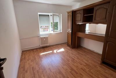 Apartament cu 4 camere decomandat în Calea București