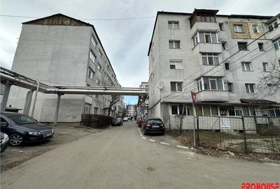 Apartament cu 3 camere semidecomandat în Alecu Russo