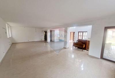 Casă cu 5 camere cu Teren 465 Mp în Dărmănești - 2