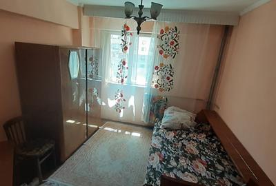 Închiriez apartament 3 camere decomandat - 1