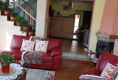 Casă cu 5 camere cu Teren 698 Mp în Blejoi - 1
