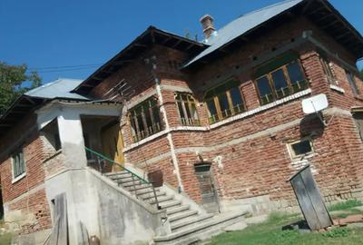 Casă cu 4 camere în Mălureni
