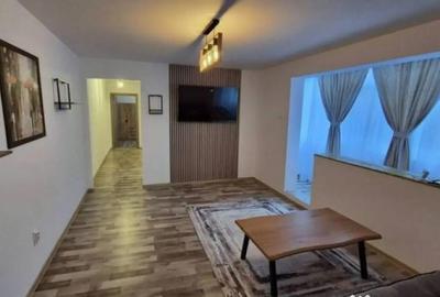 Apartament cu 3 camere semidecomandat în Podul de Piatră