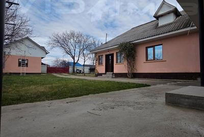 Casă cu 3 camere cu Teren 2096 Mp în Central - 2