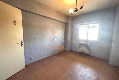 Apartament cu 3 camere decomandat în Drumul Taberei