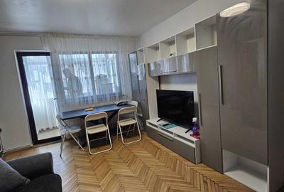 Apartament cu 3 camere semidecomandat în Craiovița Nouă