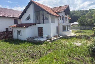 Casă cu 4 camere în Central - 2