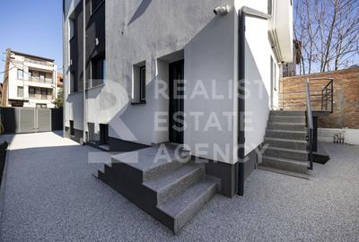 Casă individuală cu 8 camere cu Canalizare în 1 Mai - 54