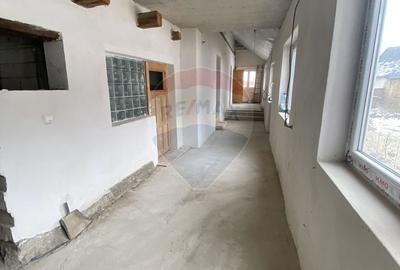 Casă cu 4 camere cu Teren 2810 Mp în Laslea - 3