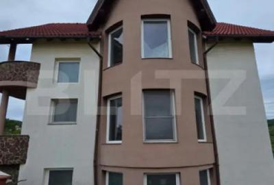 Casă cu 5 camere cu Teren 2700 Mp în Central - 2