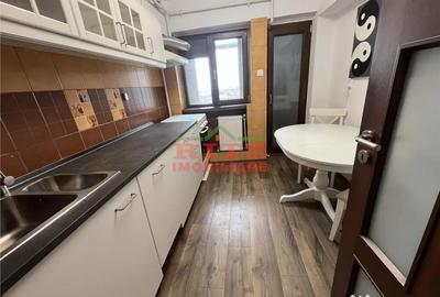 Apartament cu 3 camere decomandat în - 8