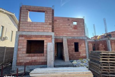 Casă cu 5 camere cu Teren 370 Mp în Dumbrăvița
