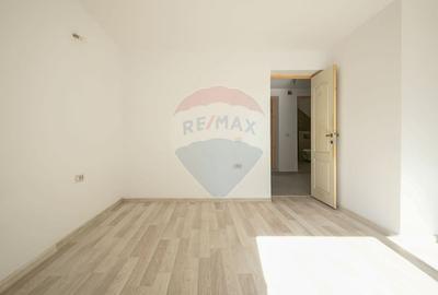 Casă cu 10 camere cu Teren 340 Mp în Florilor - 21