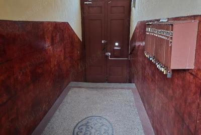 Vand ap 2 camere si dep, ultracentral , la curte comuna , 3 geamuri front stradal , reabilitata ext - 5