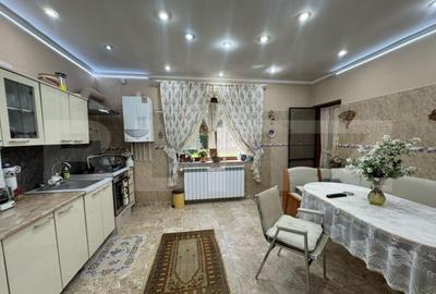 Vila de vanzare, cu 9 camere, 360 mp, zona Ora?tie - 1