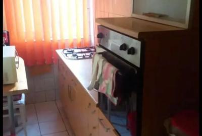 3 camere .. zona Dacia, etaj intermediar .. 87000 euro