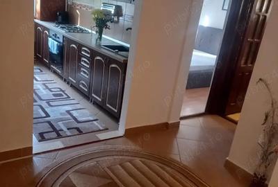 Dau spre inchiriere apartament 2 camere str. sucedava langa piata mare Roman etaj 1 , propriar nu ag - 2