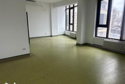 Spațiu comercial, de 40 mp, în Central - 4