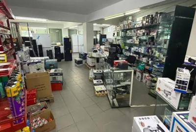 Spațiu comercial, de 1,300 mp, în Central - 12