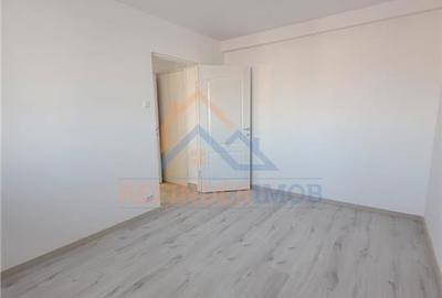 Apartament cu 2 camere semidecomandat, mobilat în Apusului
