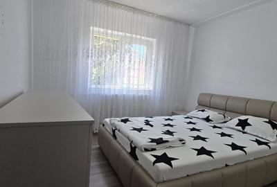 Apartament cu 3 camere decomandat, mobilat în Micro 3 - 3