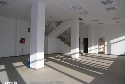 Spațiu comercial, de 1,700 mp, în Central - 9