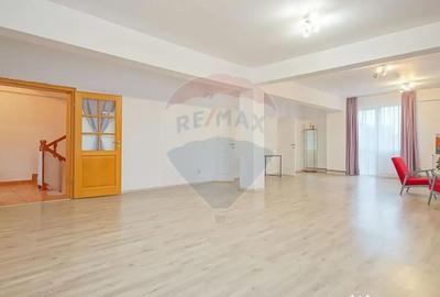 Spațiu comercial, de 400 mp, în Central - 11