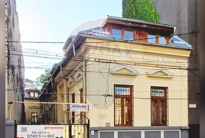 Casă cu 13 camere în P-ța Victoriei