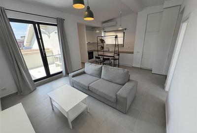 Apartament cu 3 camere semidecomandat, mobilat în Tineretului