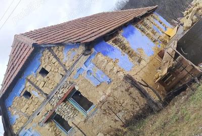 Casă cu 2 camere cu Teren 1077 Mp în Podeni - 1