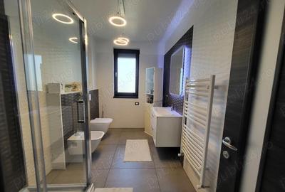 Casă cu 6 camere cu Teren 325 Mp în Costinești - 1