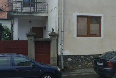Casa singur in curte plus un spatiu comercial Sibiu Str Morilor - 2