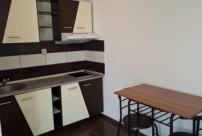 Garsonieră decomandată în Titan