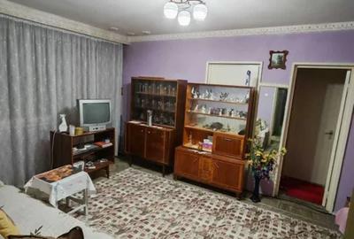 Apartament cu 3 camere semidecomandat în Micro 16 - 2