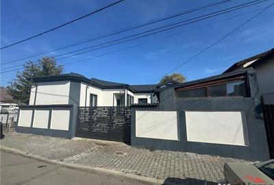 Casă cu 3 camere cu Canalizare în Central - 1