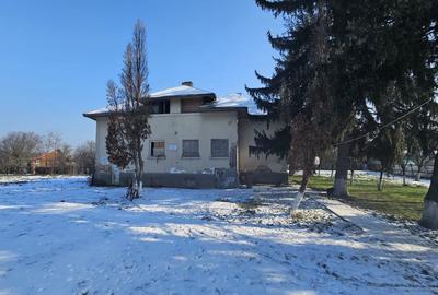 Casă individuală cu 7 camere cu Teren 4098 Mp în Grădiștea