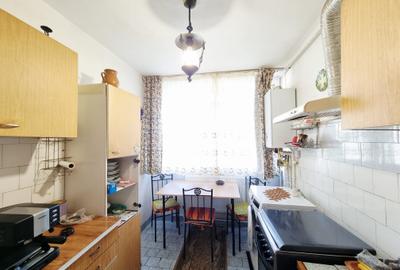 Apartament cu trei camere  zona Tiglina 1 et. 2 DECOMANDAT + GARAJ langa bloc - 3