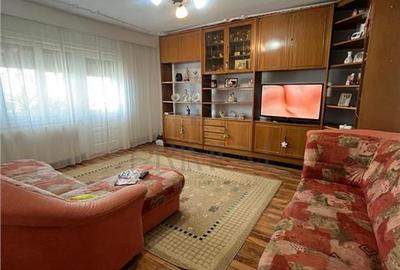 Apartament cu 3 camere decomandat în Girocului