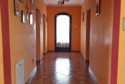 Casă cu 4 camere decomandat în Central - 6