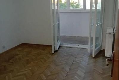 Apartament cu 4 camere decomandat în Titan - 2